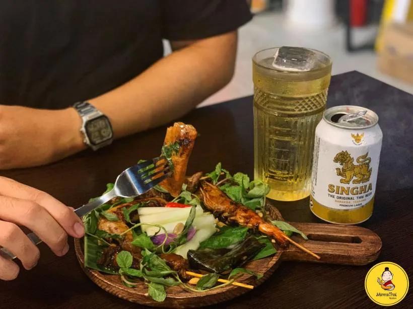 Xiên nướng và bia Singha tại MamaThai