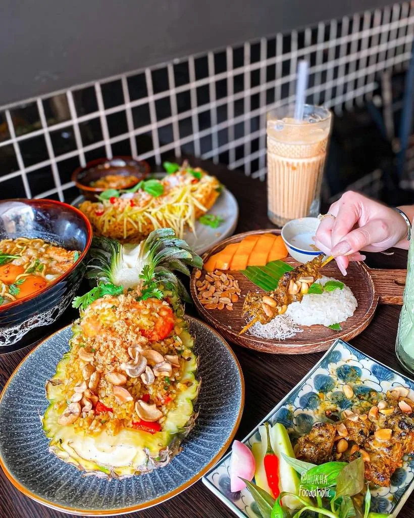 Cơm chiên trái thơm và trà sữa Thái