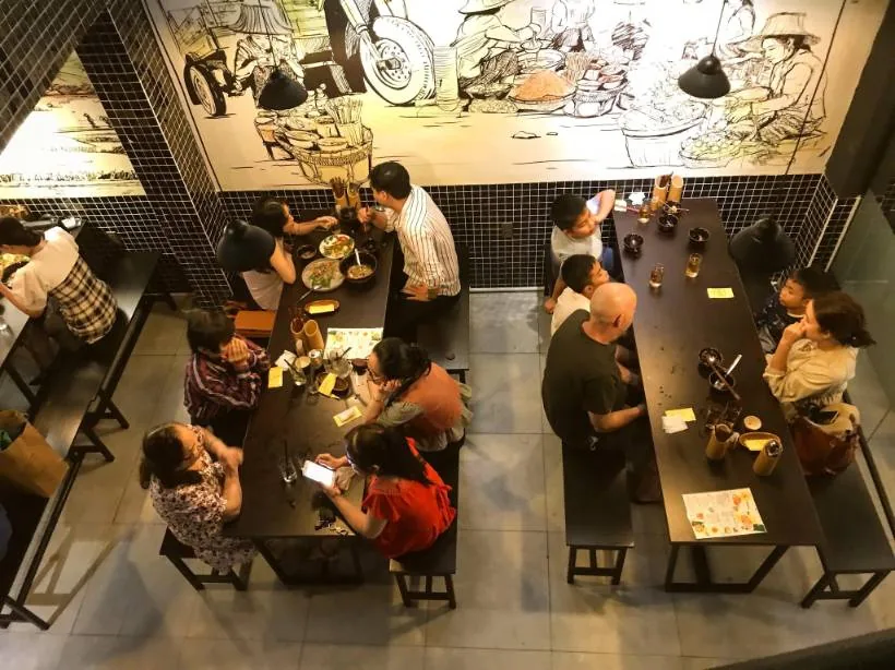 Bàn gỗ dài cho nhóm đông tại MamaThai nhìn từ trên xuống