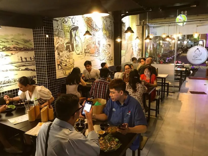 Gian chính MamaThai với tranh tường vẽ cảnh đồng quê và chợ Thái
