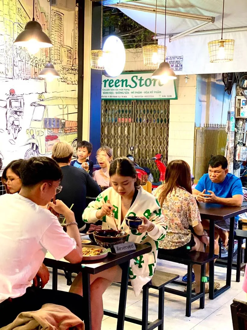 Bàn sát mặt tiền quán Thái MamaThai buổi tối